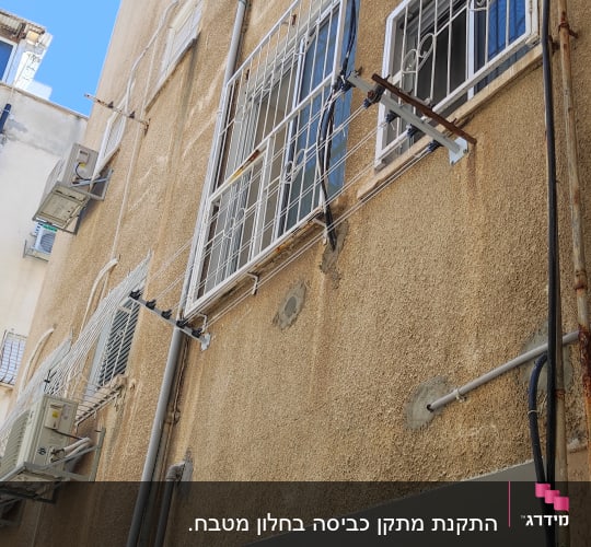 מזגנים מותקנים על קיר חיצוני של בניין
